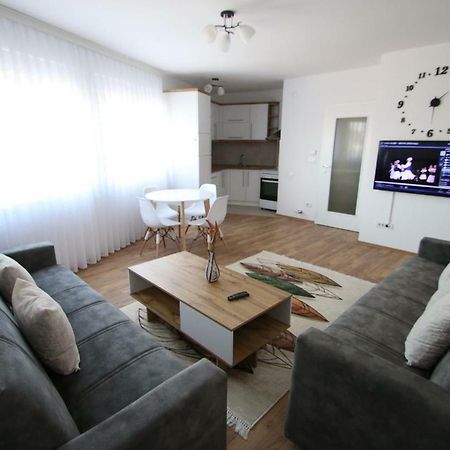 Spacious Apartment Next To The Bus Station And Walking Distance To The Old Town And Shopping Malls Prizren Buitenkant foto